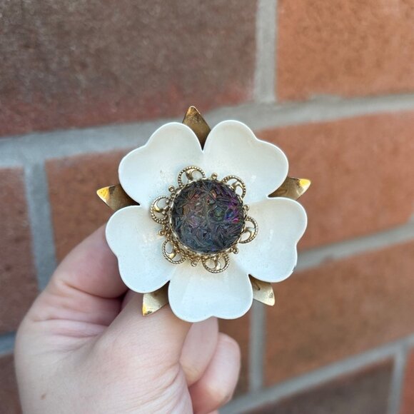 Sarah Coventry White Dogwood Enameled Metal Flower Watermelon Stone Brooch - Picture 5 of 6